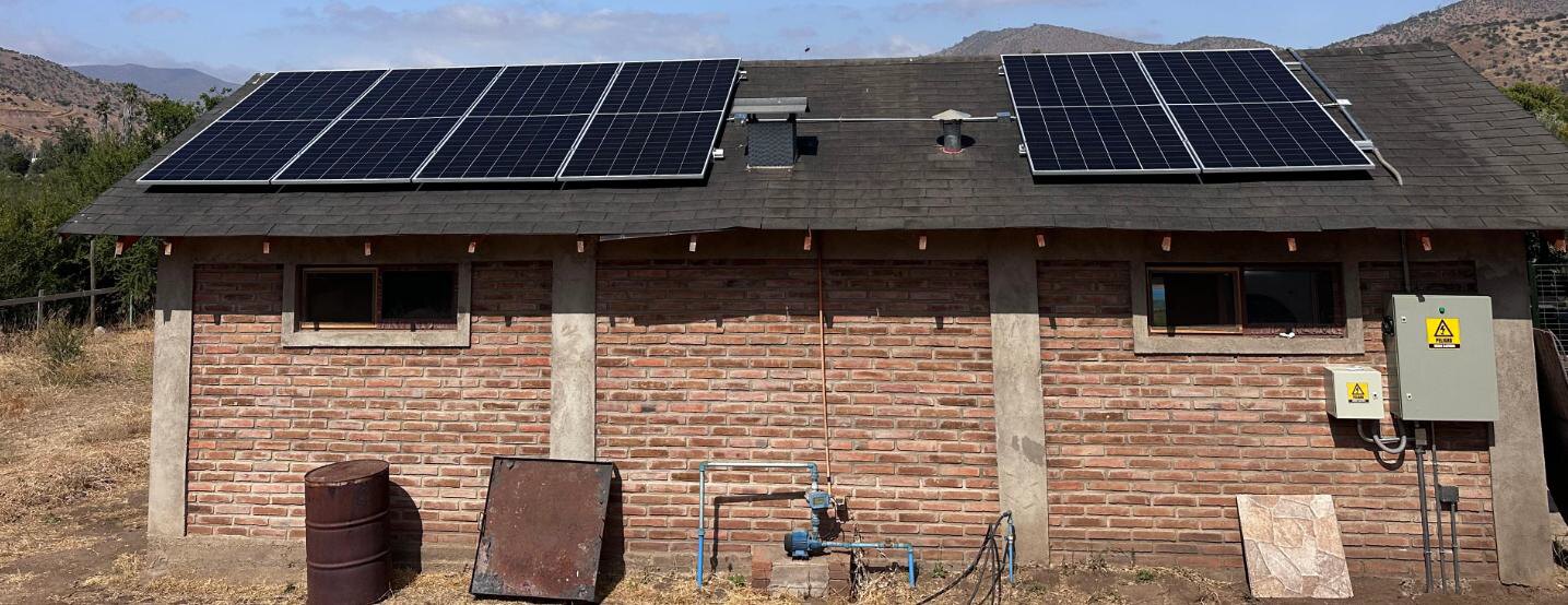 Vista frontal del sistema fotovoltaico residencial PFV Cuyuncaví Abajo