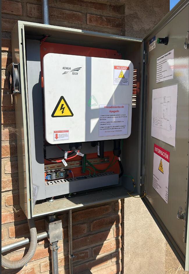 Inversor Kehua instalado dentro de gabinete eléctrico