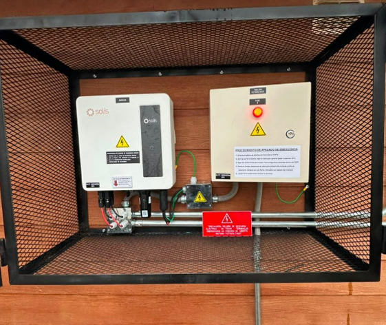 Inversor Solis y tablero instalados en gabinete exterior