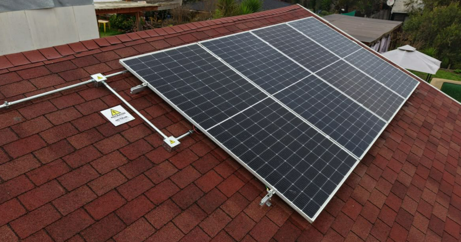 Primer grupo de paneles DAH Solar montados sobre el techo