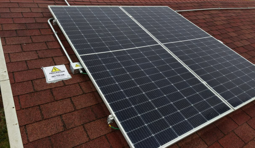 Otro grupo de paneles fotovoltaicos sobre tejas asfálticas