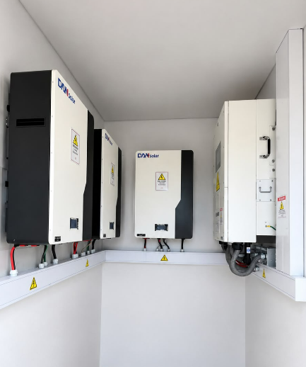 Tres baterías DAH Solar de litio junto a equipos de la instalación