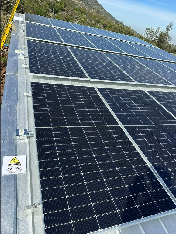 Detalle de los paneles fotovoltaicos DAH Solar instalados sobre techo