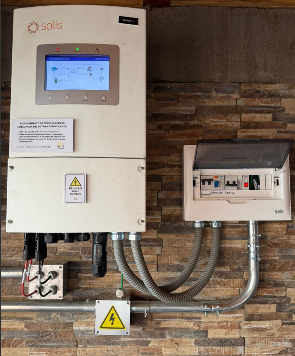 Inversor híbrido Solis y tablero eléctrico de respaldo