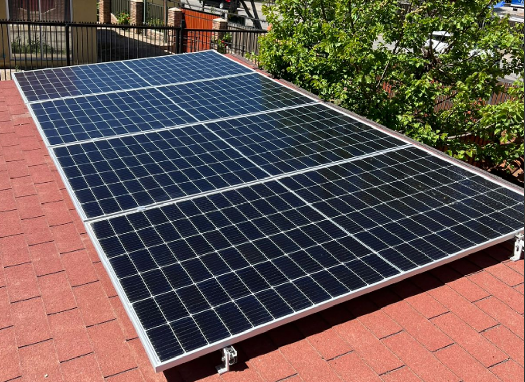 Módulos DAH Solar instalados sobre techo